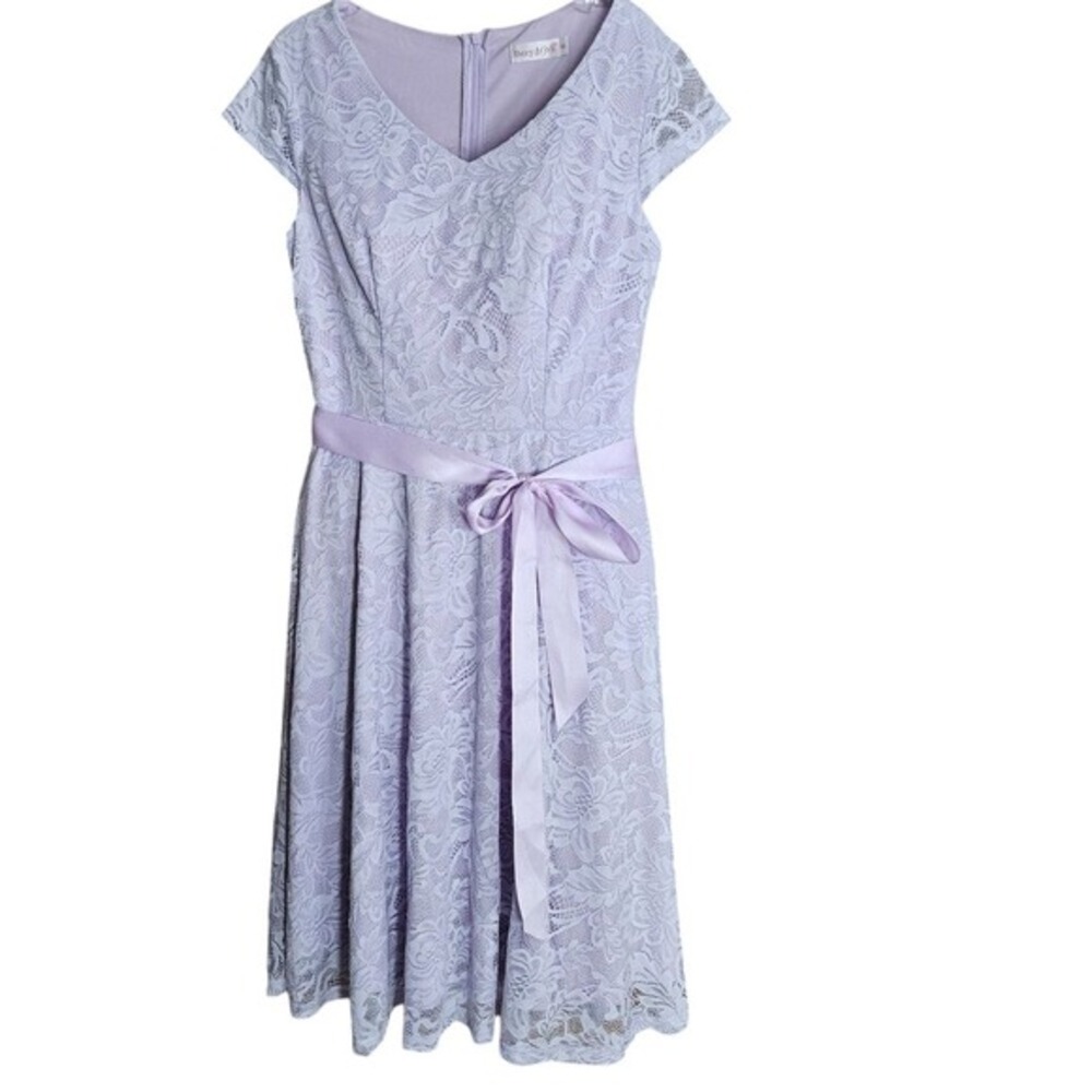 Bery Love Lilac‎ Lace Dress Size M  Fully Lined Sleeveless V-Neck Cocktail Gown